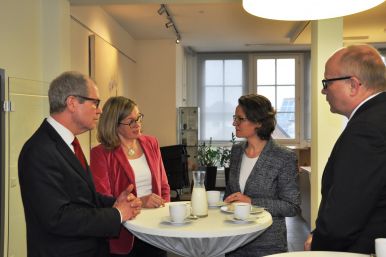 Begrüßungsgespräch im Foyer der Erinnerungs- und Gedenkstätte